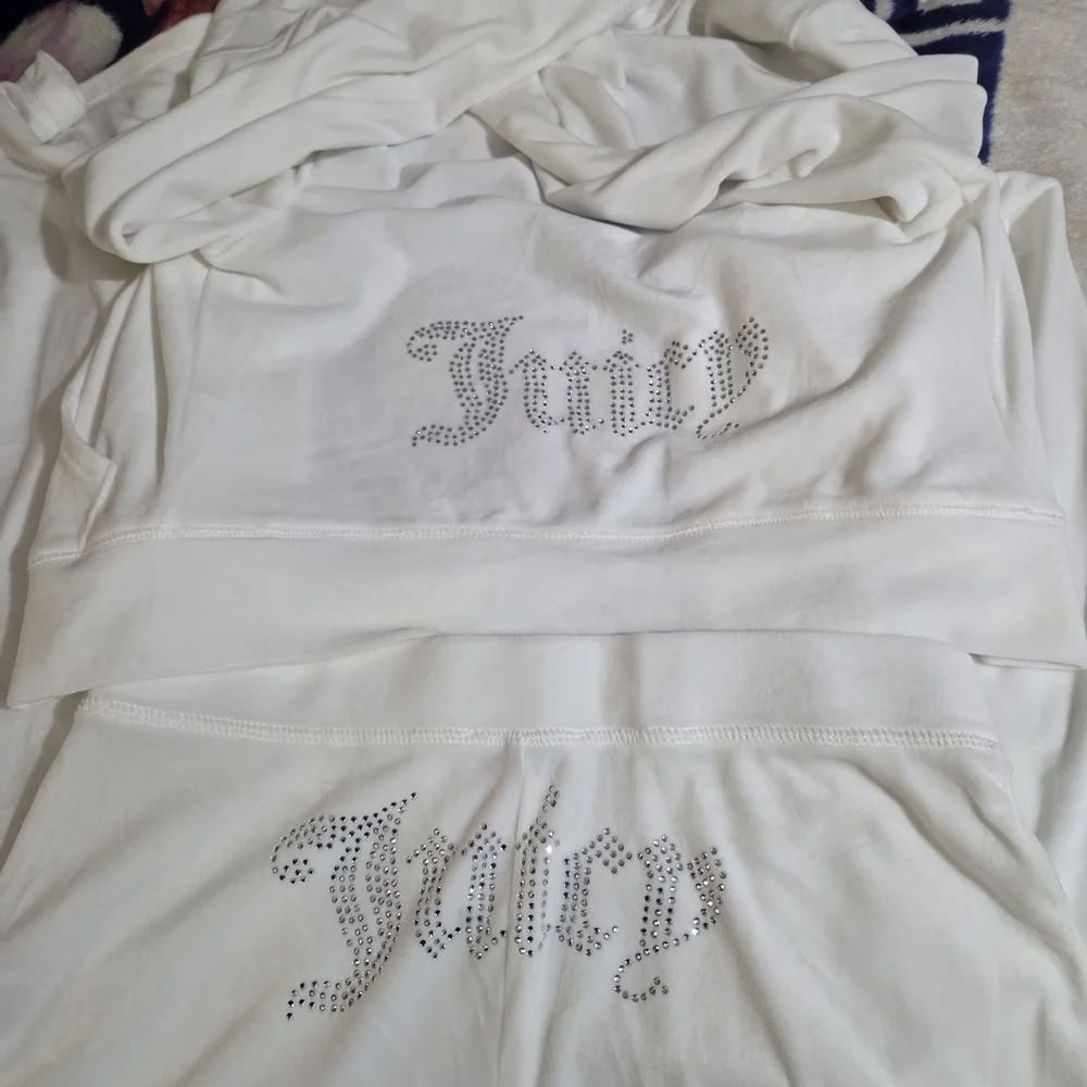 Juicy Couture White Lounge Set - Picture 3 of 4
